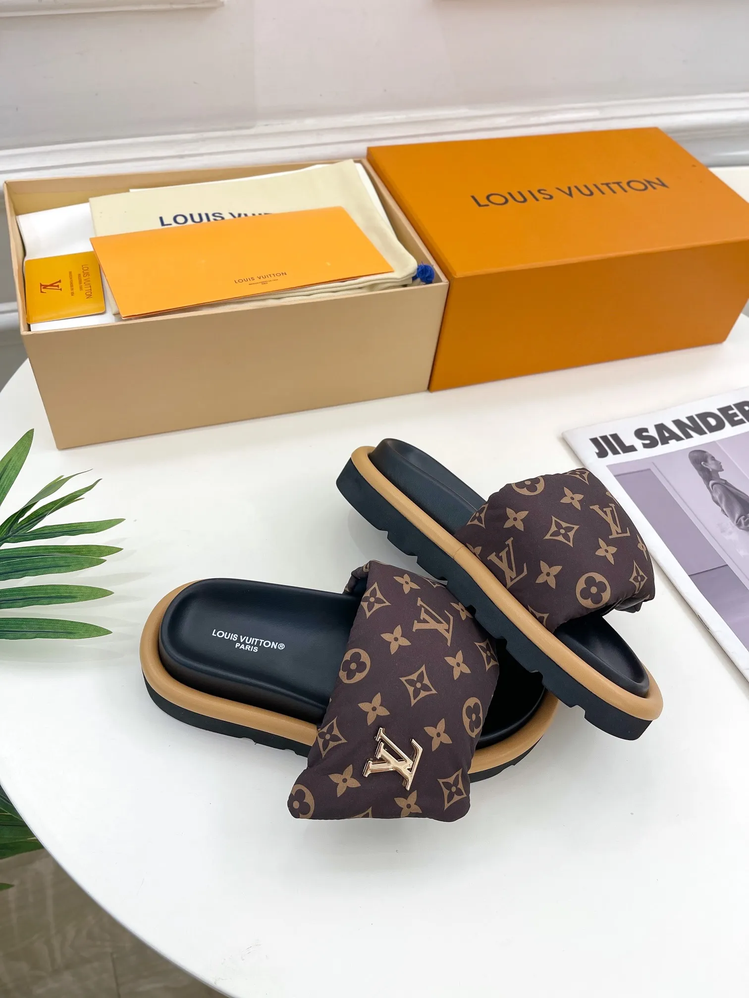 Factory direct sales 180👟👟 Women's Shoes Women's Clothing Women's Shoes Women's Clothing Women's Shoes Women's Clothing LV | Louis Vuitton ²⁰²³ 𝐬𝐬 🧡💚2023 Spring and Summer New Products The counter features the latest embossed slippers and hard goods🆕 High-end! A popular model among bloggers at home and abroad, it’s retro and fashionable and looks amazing on your feet! Mainly recommended model on the official website★ ━━━━━ ЅᏇєєt ━━━━━ ▪️Upper: High-customized mercerized cloth➕Embossed ▪️Inner lining: Imported goatskin lining ▪️Outsole: Original open-molded non-slip and wear-resistant foam sole ▪️Code number: women's code 35-40 men's code 39-44